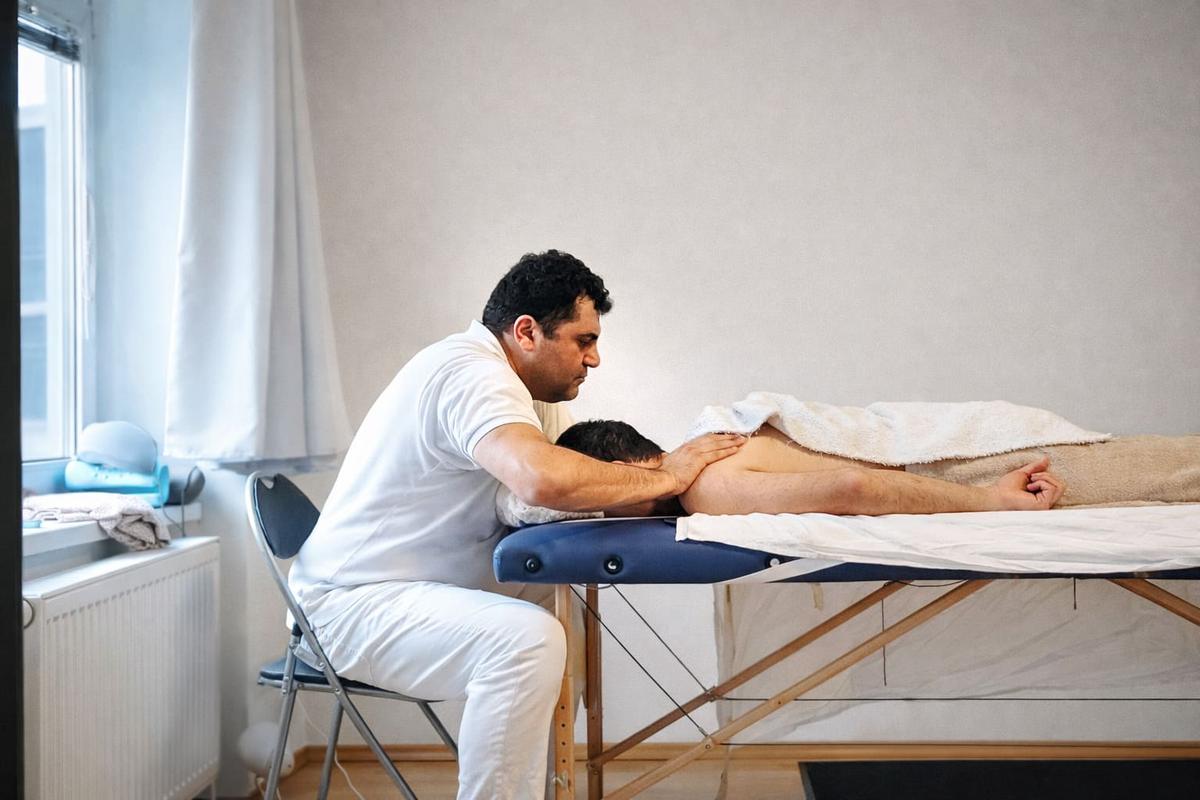 Staatlich geprüfter Heilmasseur bei einer Behandlung